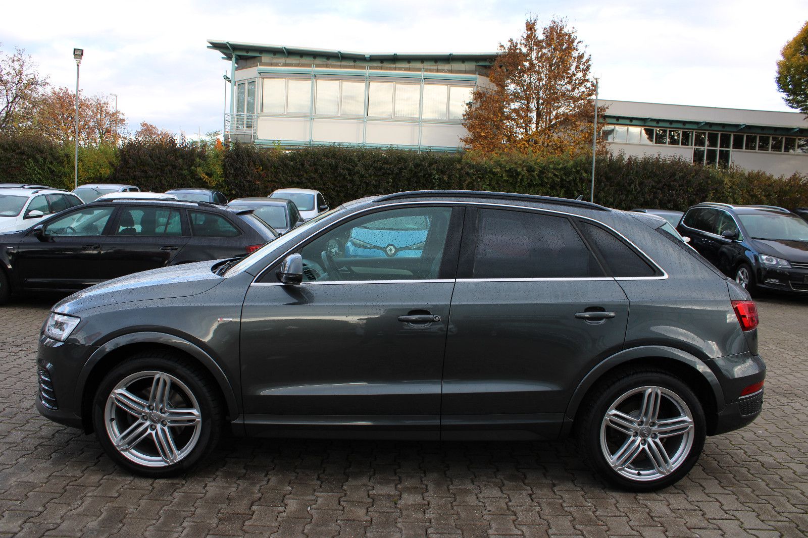 Fahrzeugabbildung Audi Q3 2.0 TDI quattro S-Line AHK,LED,SHZ,19-Zoll