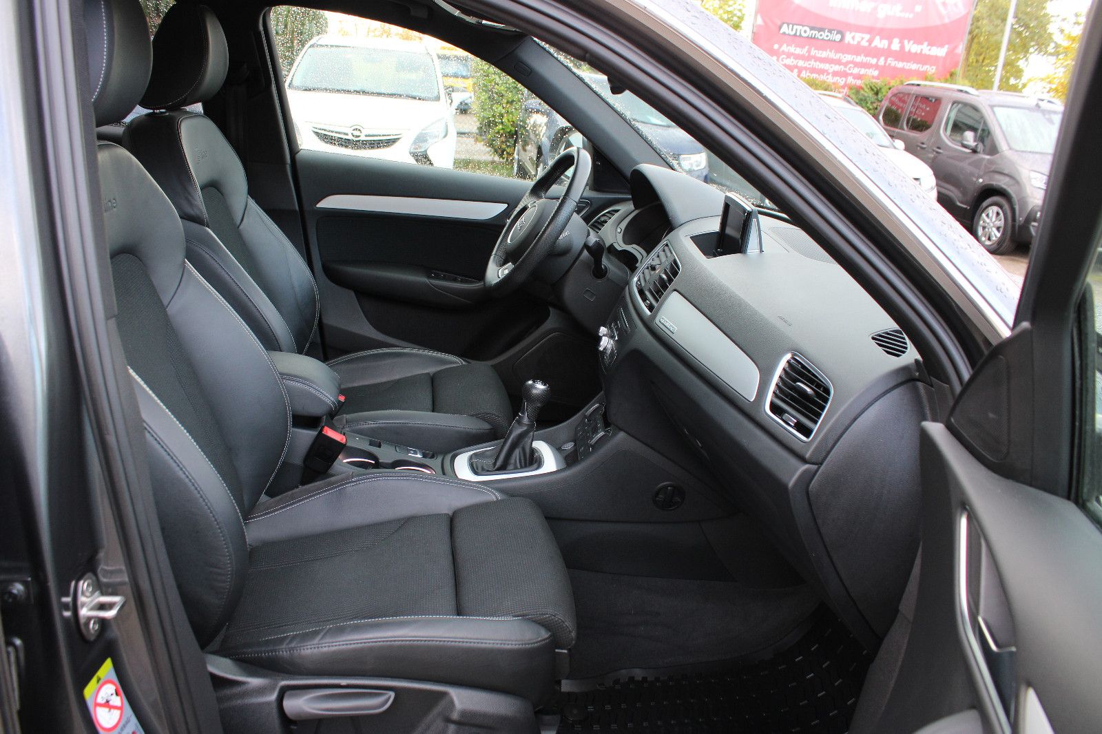 Fahrzeugabbildung Audi Q3 2.0 TDI quattro S-Line AHK,LED,SHZ,19-Zoll