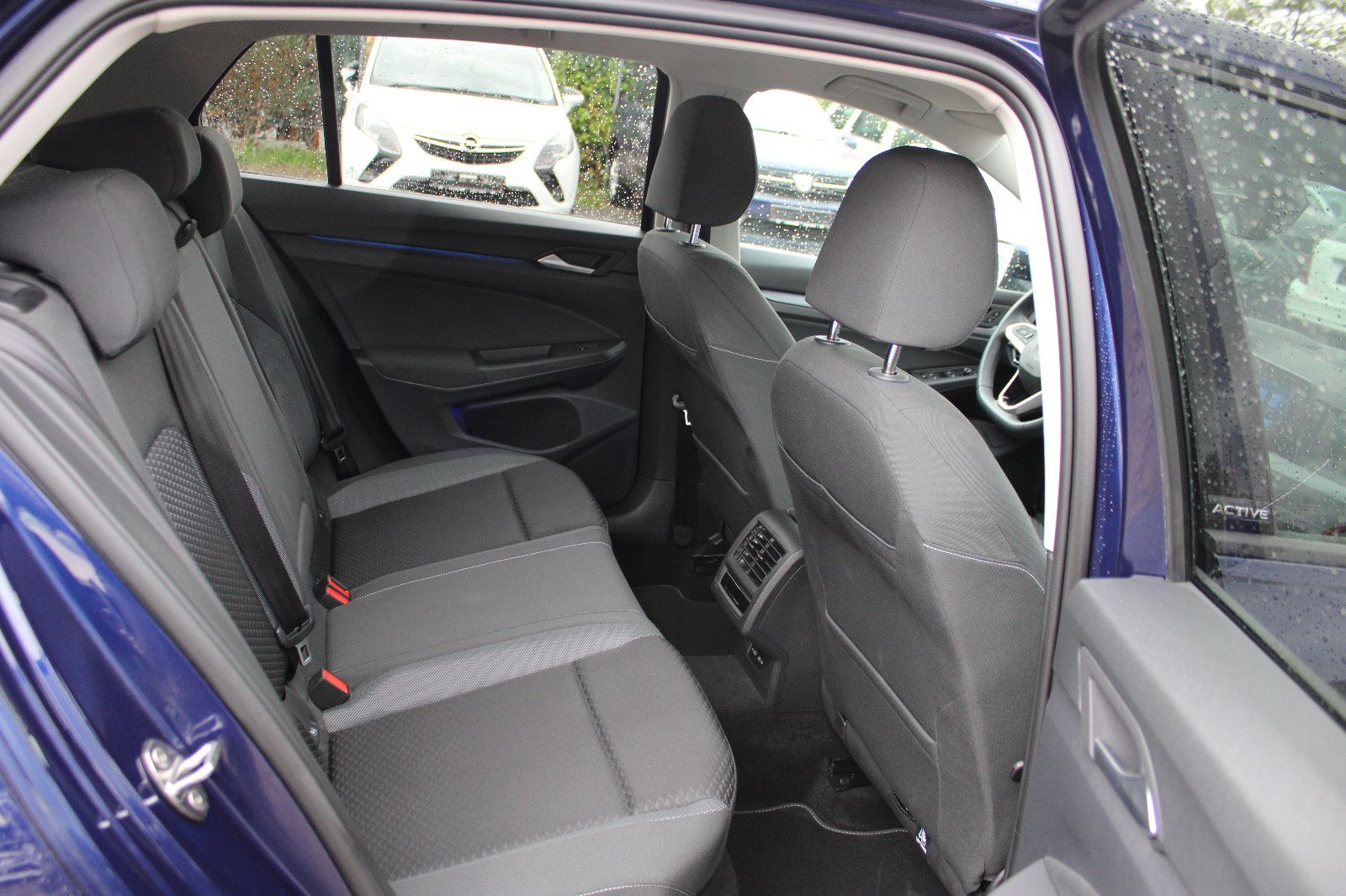 Fahrzeugabbildung Volkswagen Golf 1.5 TSI ACTIVE Navi,Kamera,PDC,LHZ,SHZ