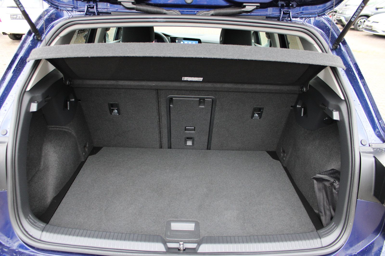 Fahrzeugabbildung Volkswagen Golf 1.5 TSI ACTIVE Navi,Kamera,PDC,LHZ,SHZ