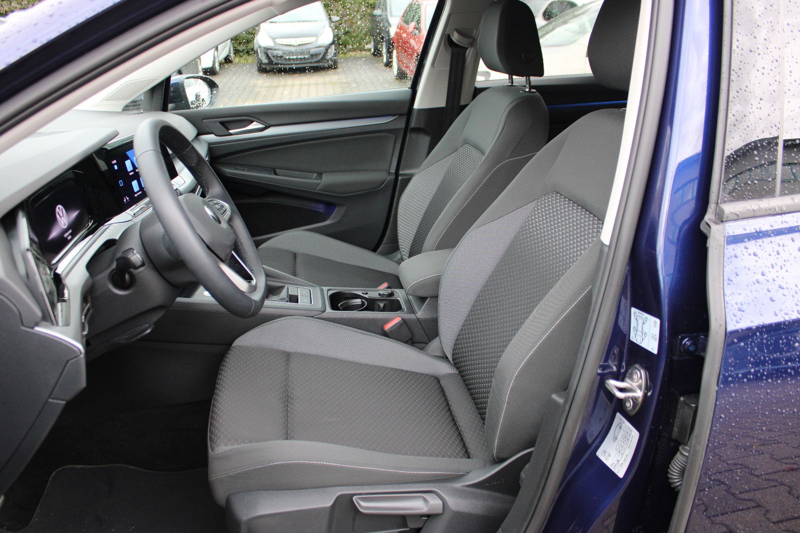 Fahrzeugabbildung Volkswagen Golf 1.5 TSI ACTIVE Navi,Kamera,PDC,LHZ,SHZ