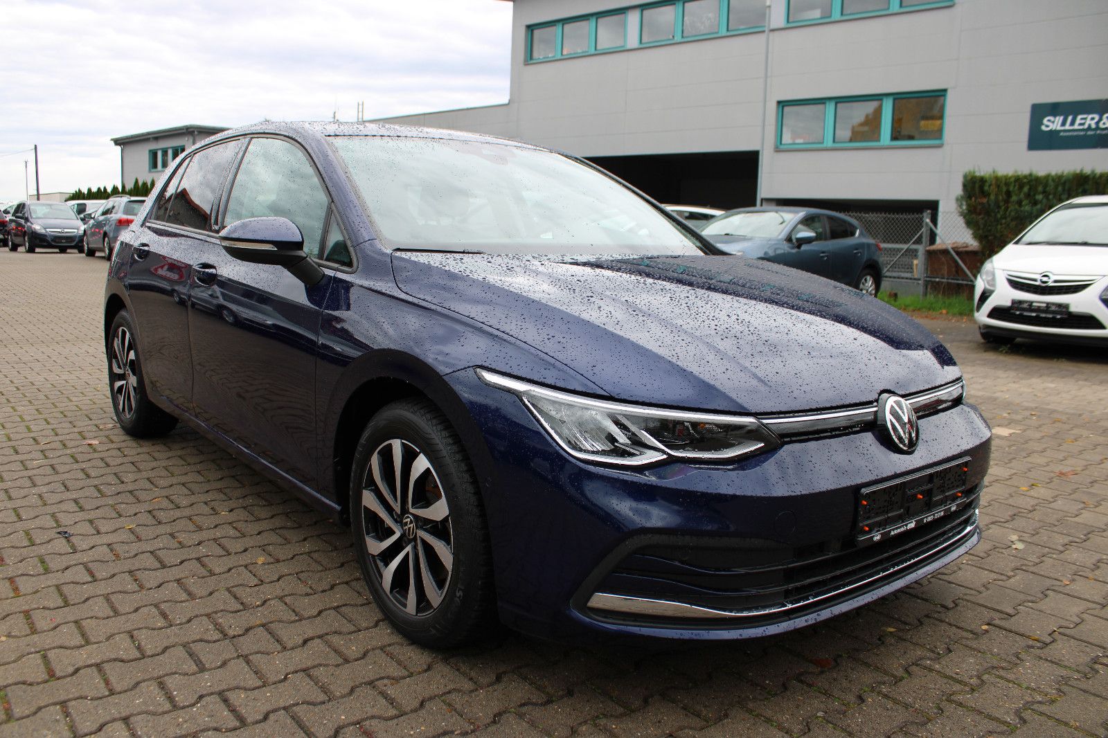 Fahrzeugabbildung Volkswagen Golf 1.5 TSI ACTIVE Navi,Kamera,PDC,LHZ,SHZ