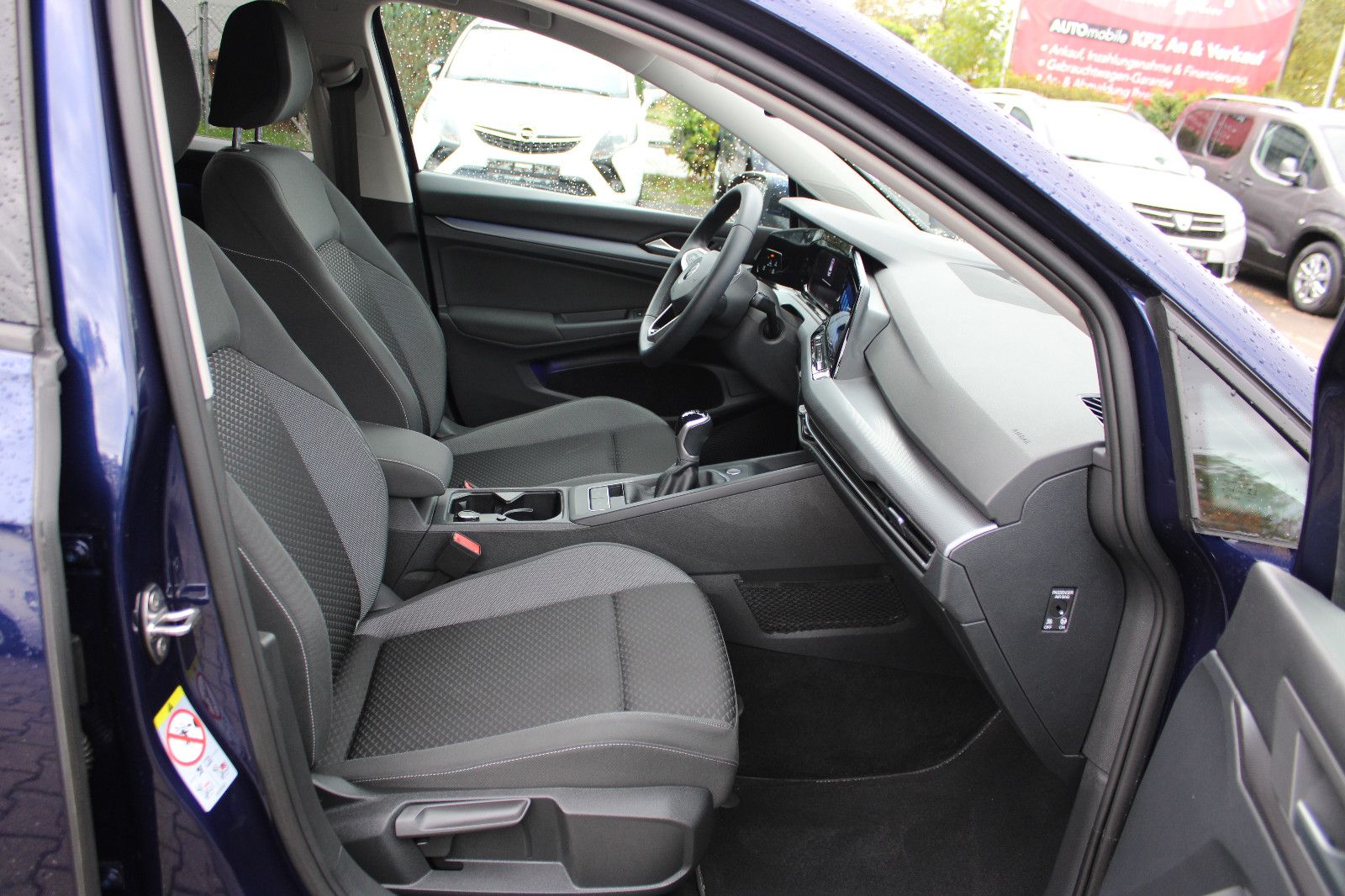Fahrzeugabbildung Volkswagen Golf 1.5 TSI ACTIVE Navi,Kamera,PDC,LHZ,SHZ