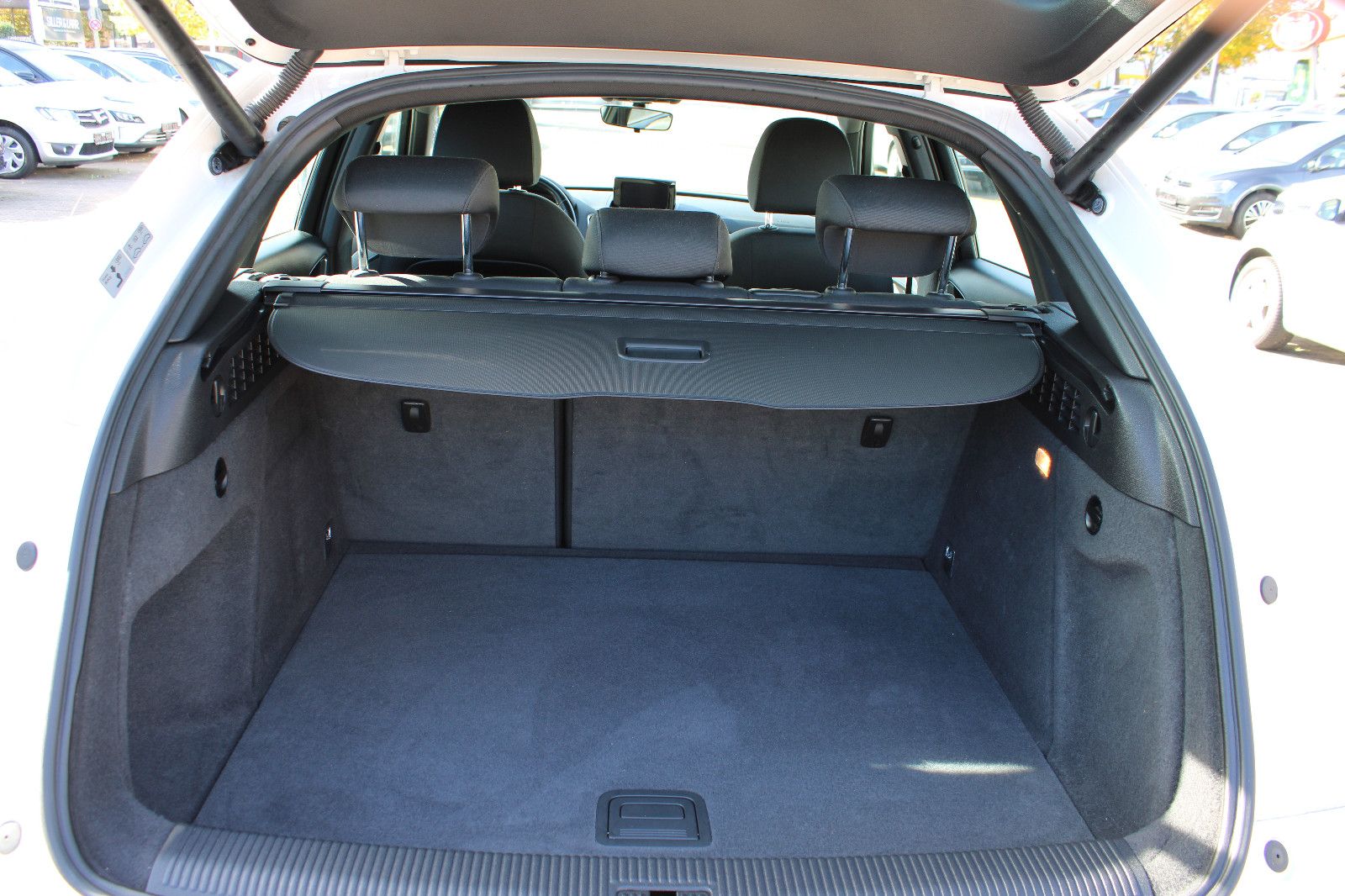 Fahrzeugabbildung Audi Q3 1.4 TFSI S tronic Navi,PDC,AHK,LED,Xenon