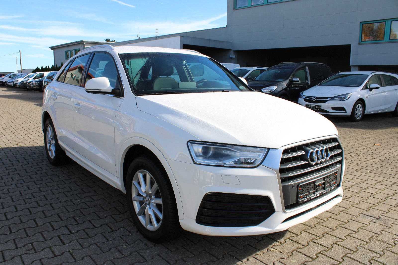 Fahrzeugabbildung Audi Q3 1.4 TFSI S tronic Navi,PDC,AHK,LED,Xenon