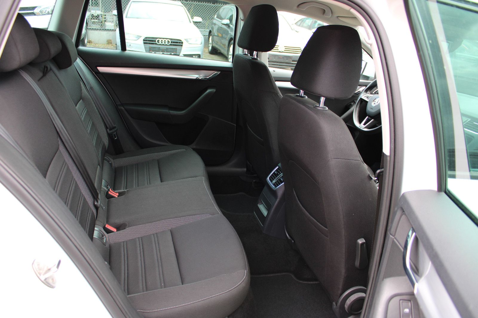 Fahrzeugabbildung SKODA Octavia 1.6 TDI DSG Combi Navi,SHZ,Standheizung