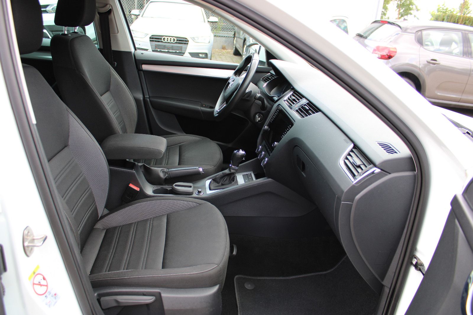 Fahrzeugabbildung SKODA Octavia 1.6 TDI DSG Combi Navi,SHZ,Standheizung