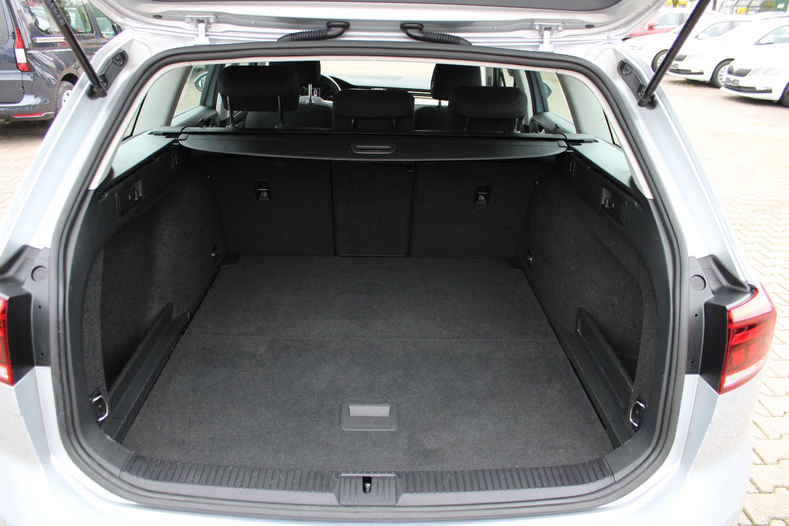 Fahrzeugabbildung Volkswagen Passat Variant 2.0 TDI Navi,SHZ,LED,PDC,ACC