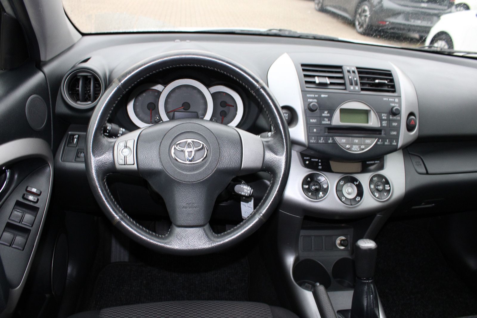Fahrzeugabbildung Toyota RAV 4 2.0 4x4 Klimaautom. Navi