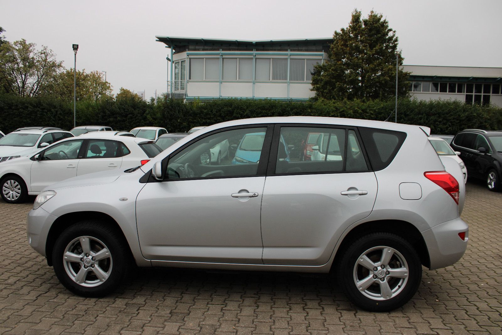 Fahrzeugabbildung Toyota RAV 4 2.0 4x4 Klimaautom. Navi