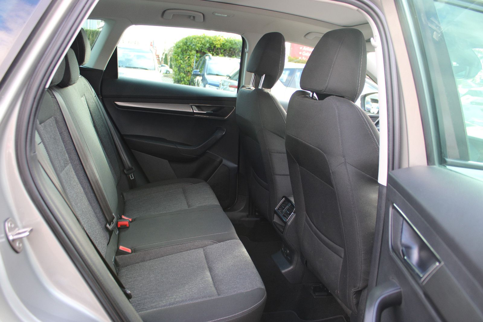 Fahrzeugabbildung SKODA Karoq 1.5 TSI DSG KamerNavi,PDC,AHK,Panorama,LED