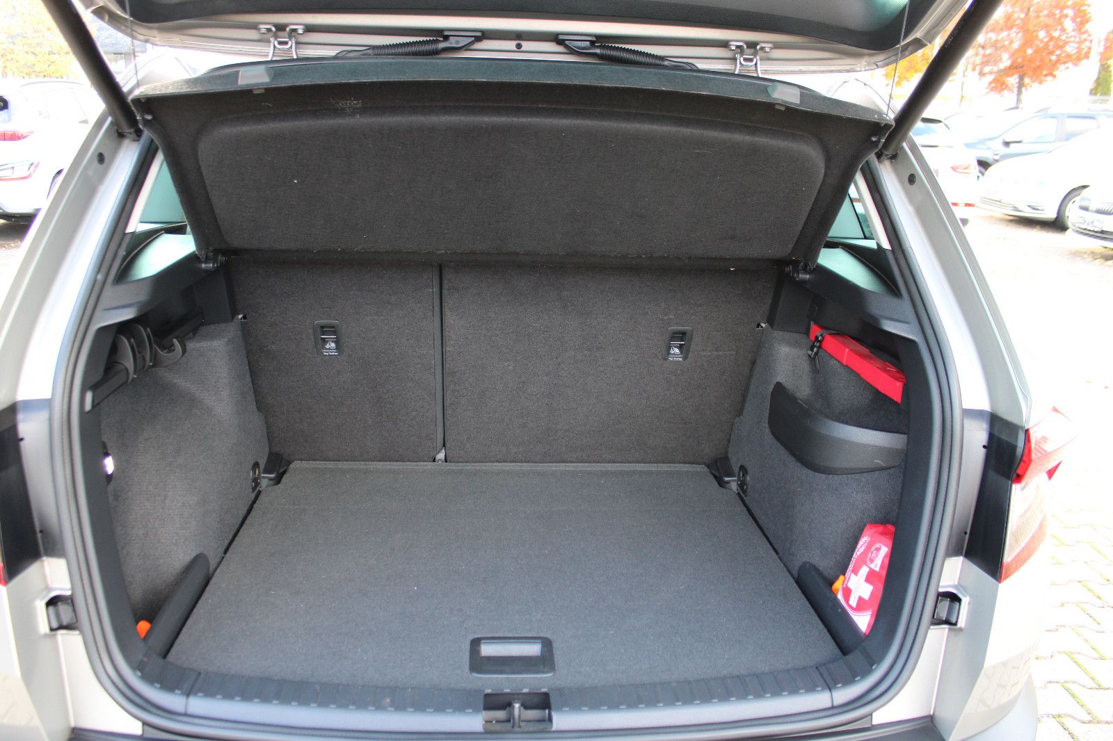 Fahrzeugabbildung SKODA Karoq 1.5 TSI DSG KamerNavi,PDC,AHK,Panorama,LED