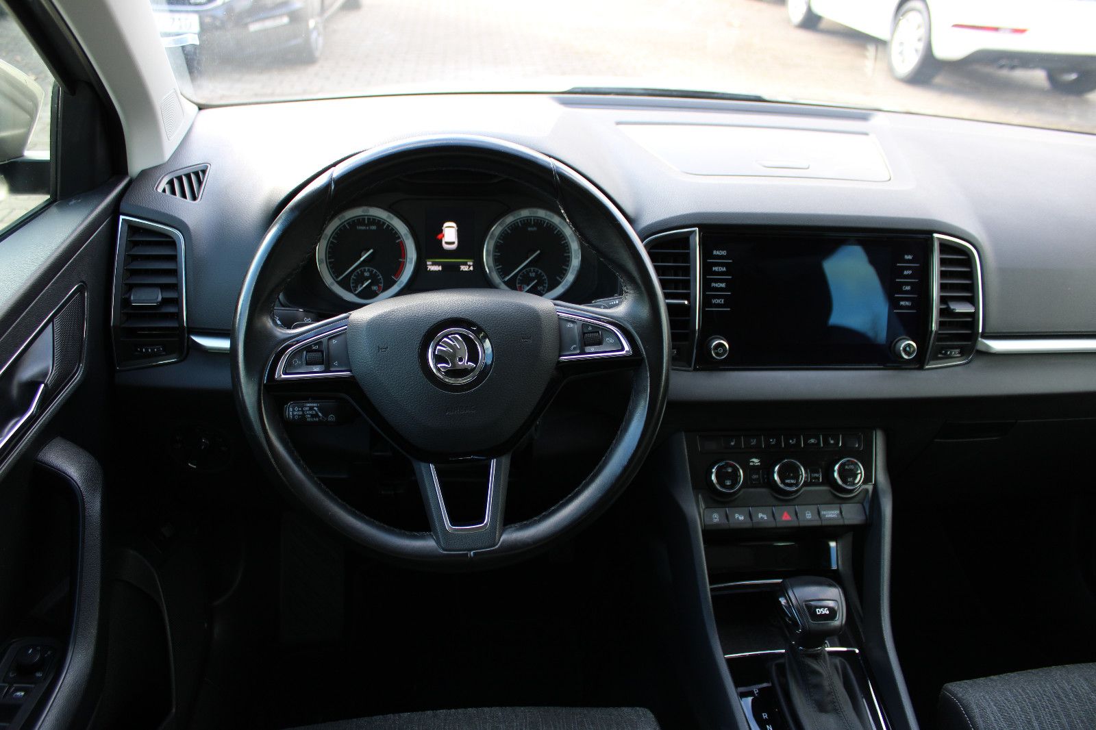 Fahrzeugabbildung SKODA Karoq 1.5 TSI DSG KamerNavi,PDC,AHK,Panorama,LED