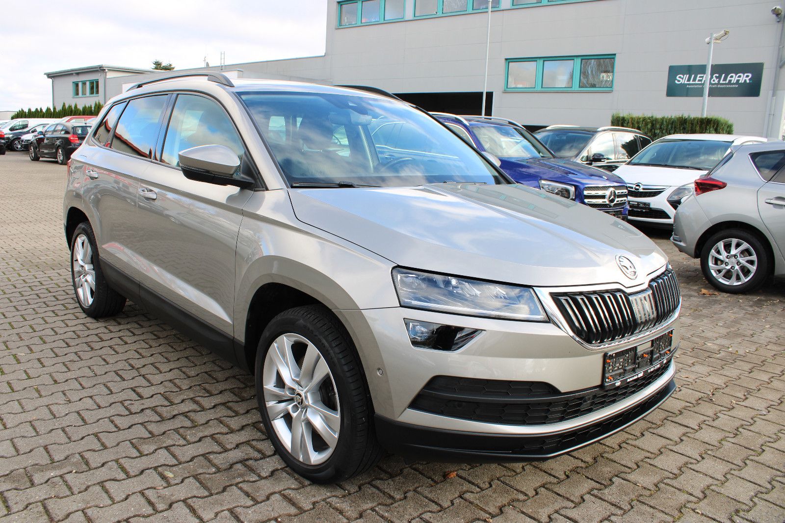 Fahrzeugabbildung SKODA Karoq 1.5 TSI DSG KamerNavi,PDC,AHK,Panorama,LED