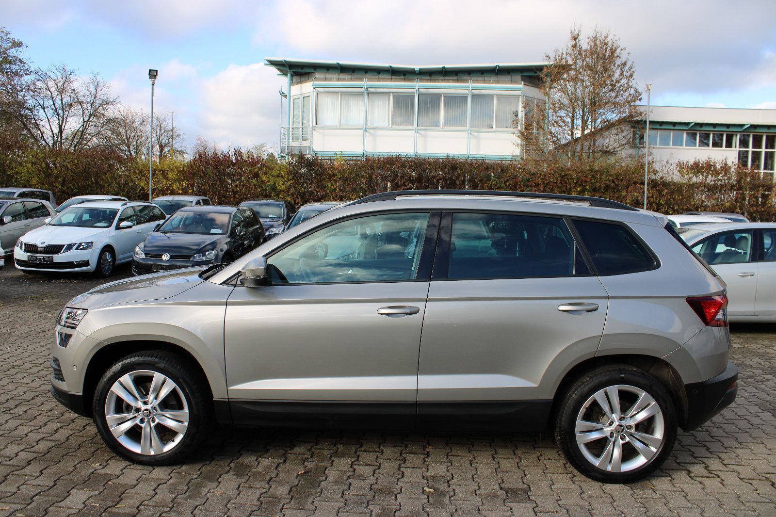 Fahrzeugabbildung SKODA Karoq 1.5 TSI DSG KamerNavi,PDC,AHK,Panorama,LED