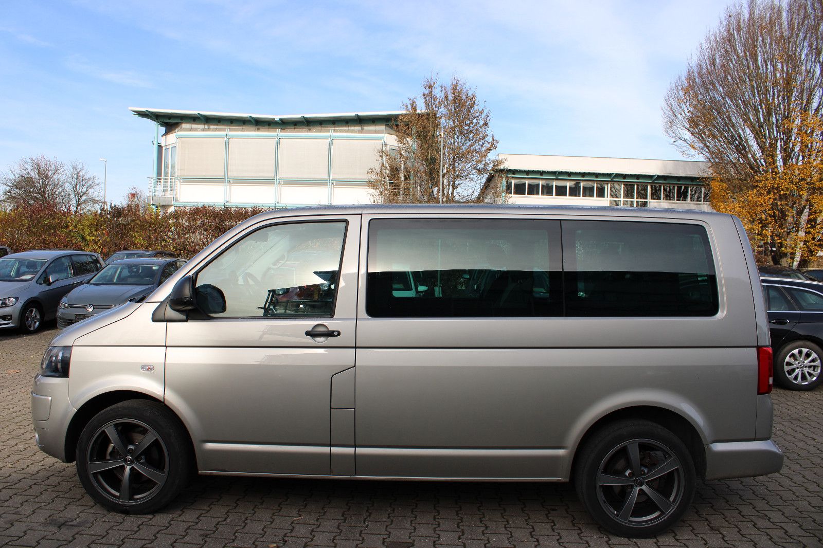 Fahrzeugabbildung Volkswagen T5 Multivan PDC,Schiebedach,AHK,SHZ,Navi