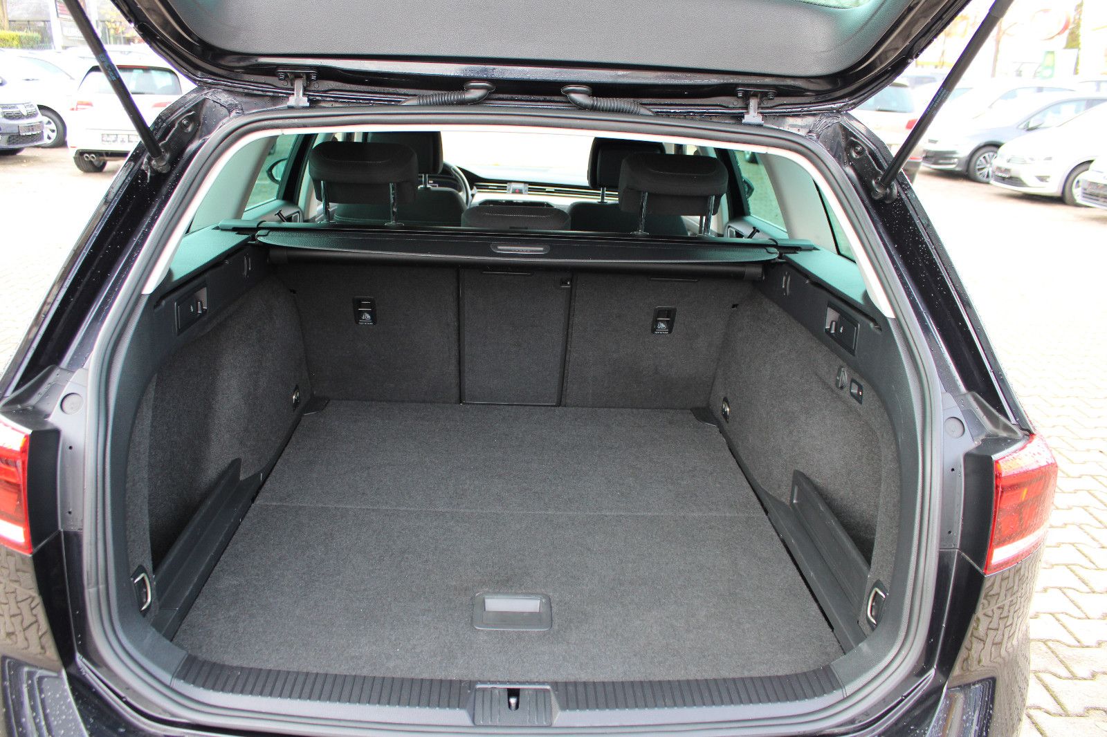 Fahrzeugabbildung Volkswagen Passat Variant 2.0 TDI DSG Kamera,Navi,PDC,AHK,L