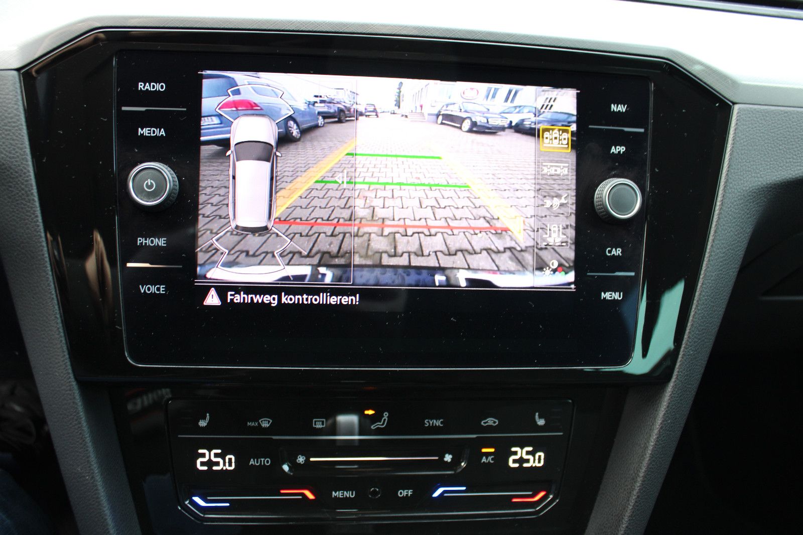 Fahrzeugabbildung Volkswagen Passat Variant 2.0 TDI DSG Kamera,Navi,PDC,AHK,L