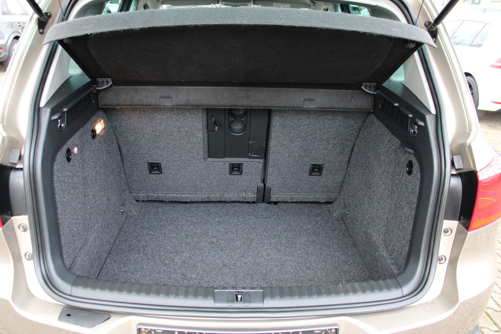 Fahrzeugabbildung Volkswagen Tiguan 1.4 TSI 4MOTION CUP Sport & Style