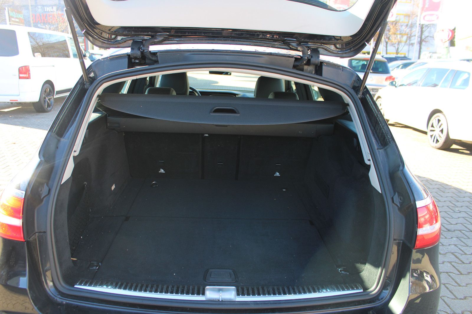 Fahrzeugabbildung Mercedes-Benz E 220 d T Autom. Navi,Kamera,PDC,LED,Leder