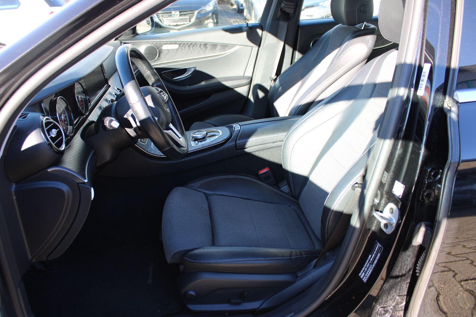 Fahrzeugabbildung Mercedes-Benz E 220 d T Autom. Navi,Kamera,PDC,LED,Leder