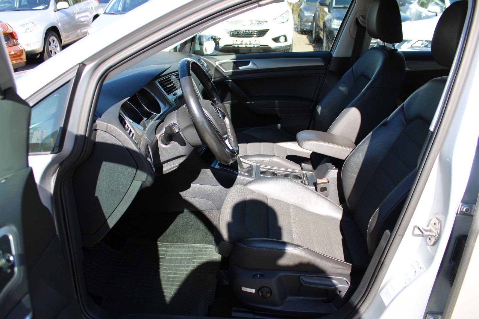 Fahrzeugabbildung Volkswagen Golf 1.6 TDI Variant Navi,PDC,Leder,SHZ.