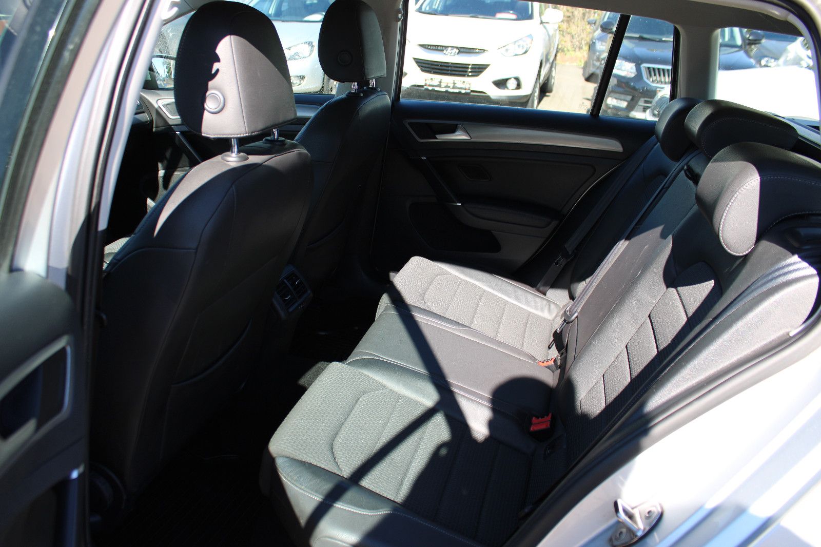 Fahrzeugabbildung Volkswagen Golf 1.6 TDI Variant Navi,PDC,Leder,SHZ.