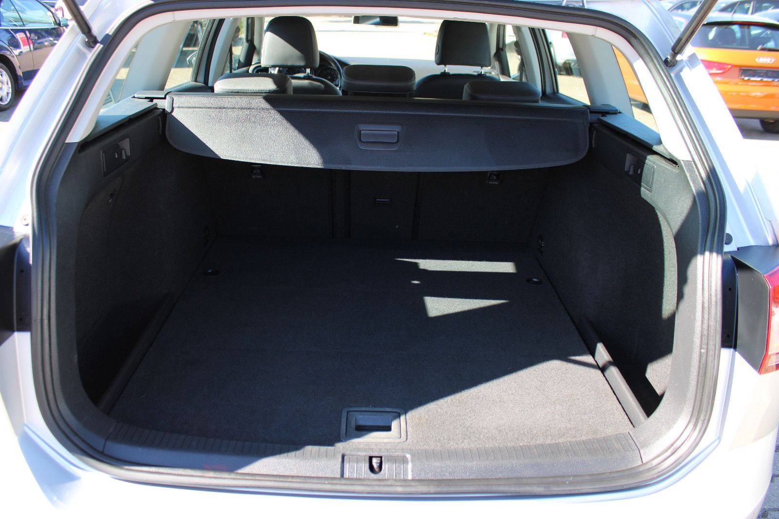 Fahrzeugabbildung Volkswagen Golf 1.6 TDI Variant Navi,PDC,Leder,SHZ.