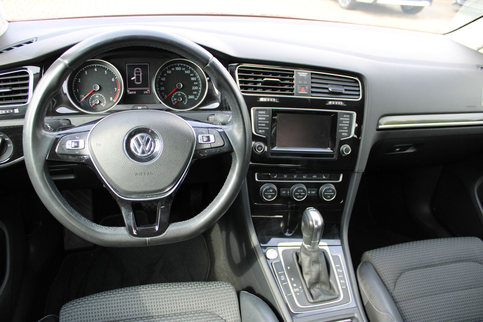 Fahrzeugabbildung Volkswagen Golf 1.4 TSI DSG Highline PDC,Kamera,Keyless