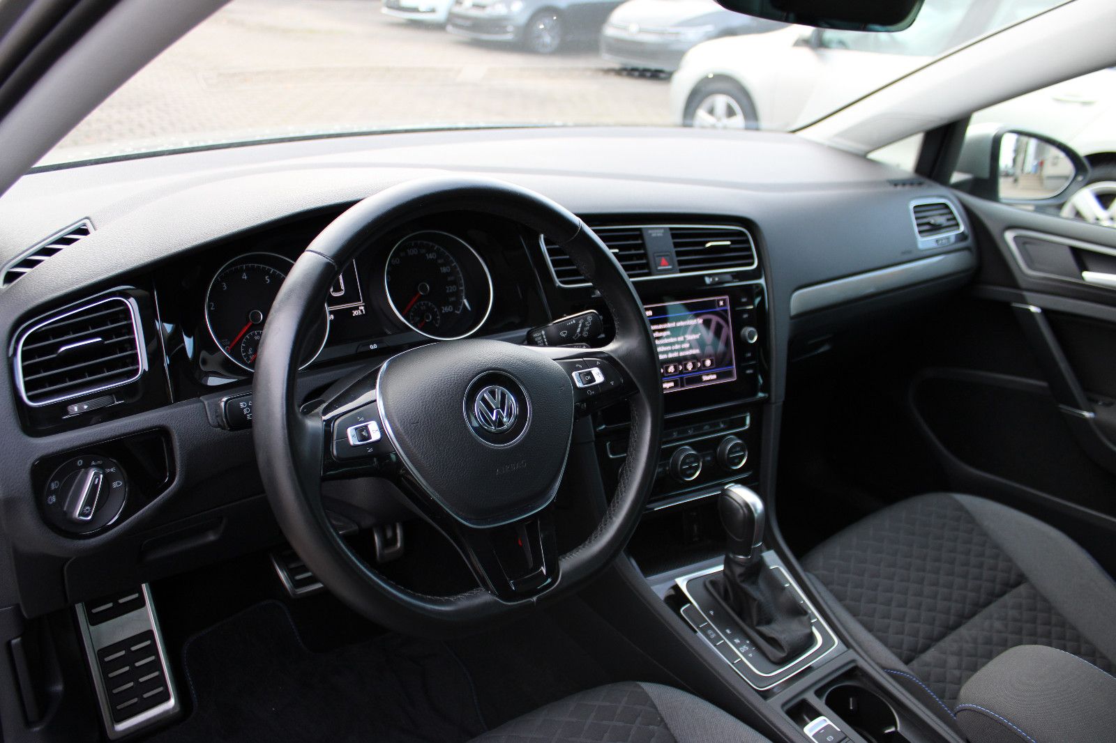 Fahrzeugabbildung Volkswagen Golf 1.0 TSI DSG Join PDC,SHZ,LED,Navi