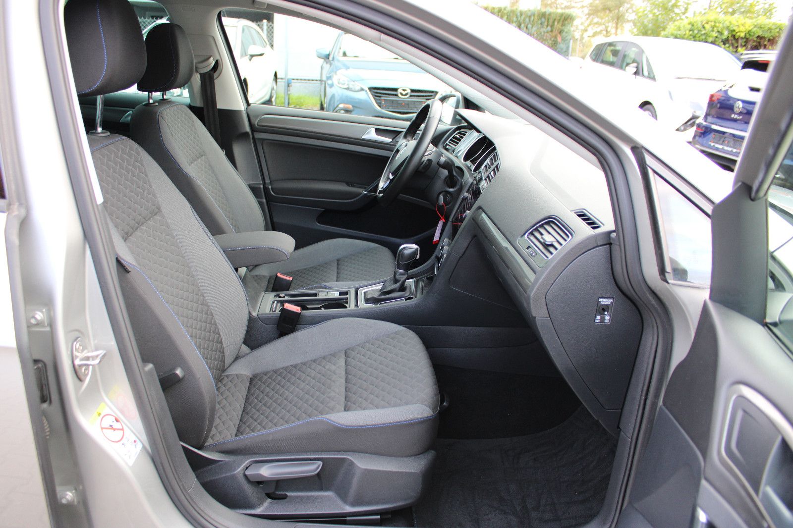 Fahrzeugabbildung Volkswagen Golf 1.0 TSI DSG Join PDC,SHZ,LED,Navi