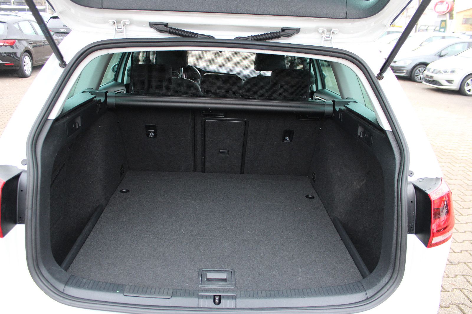 Fahrzeugabbildung Volkswagen Golf 1.4 TSI BMT Highline Variant Navi,PDC,Xenon