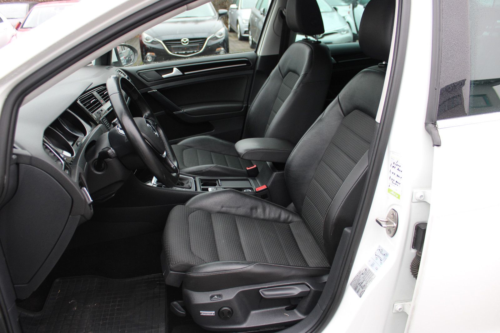 Fahrzeugabbildung Volkswagen Golf 1.4 TSI BMT Highline Variant Navi,PDC,Xenon