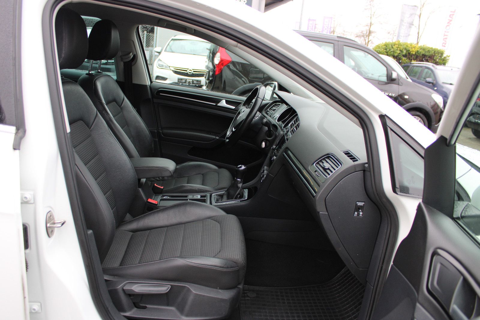 Fahrzeugabbildung Volkswagen Golf 1.4 TSI BMT Highline Variant Navi,PDC,Xenon