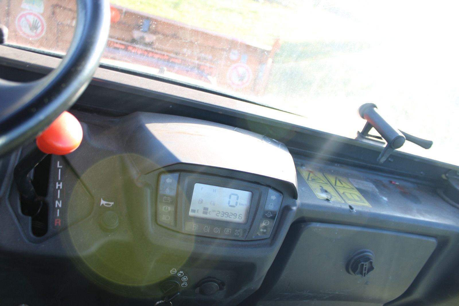 Fahrzeugabbildung Kubota RTV-X900 Diesel Kipper mit Schneepflug