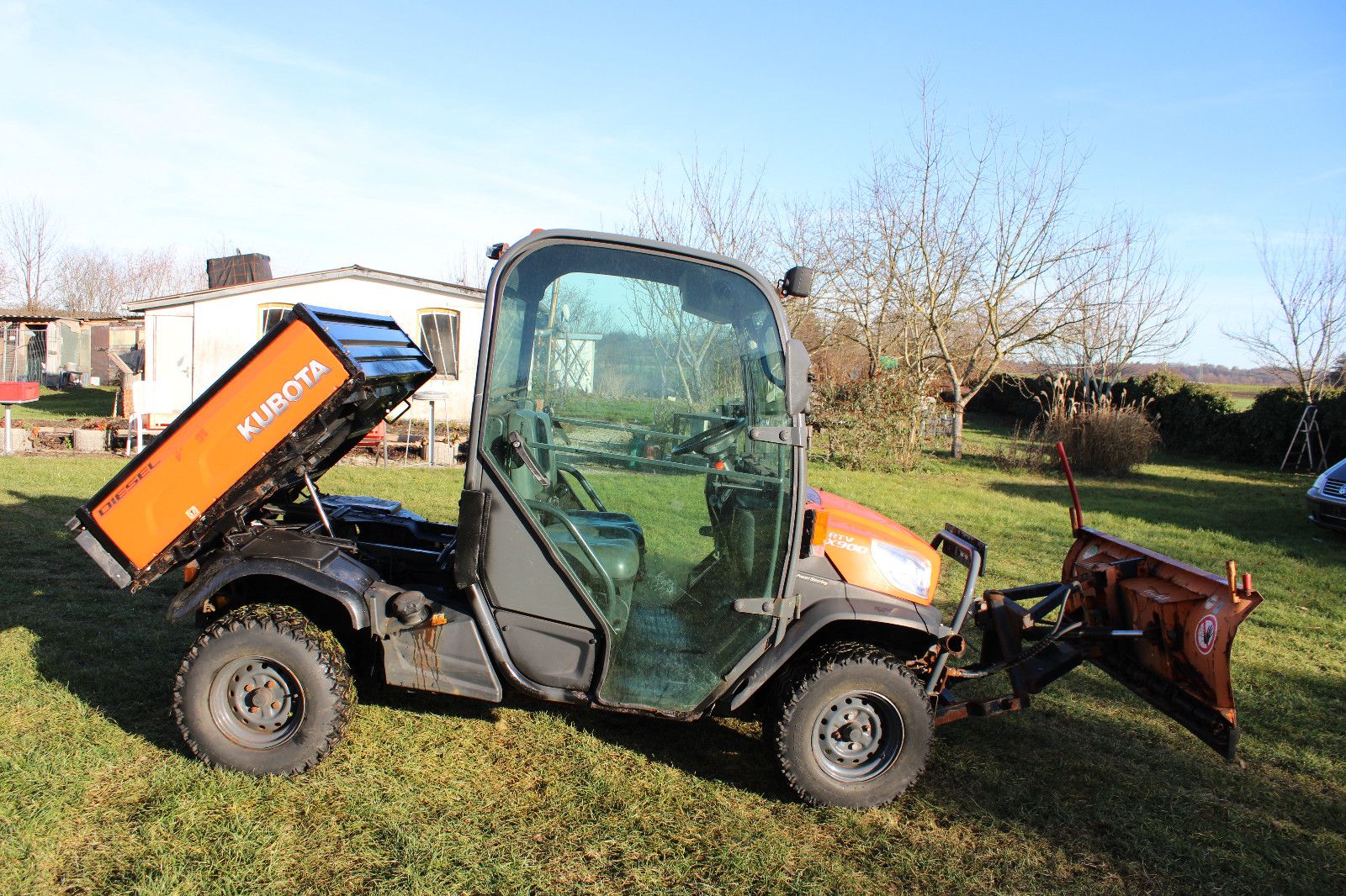 Fahrzeugabbildung Kubota RTV-X900 Diesel Kipper mit Schneepflug