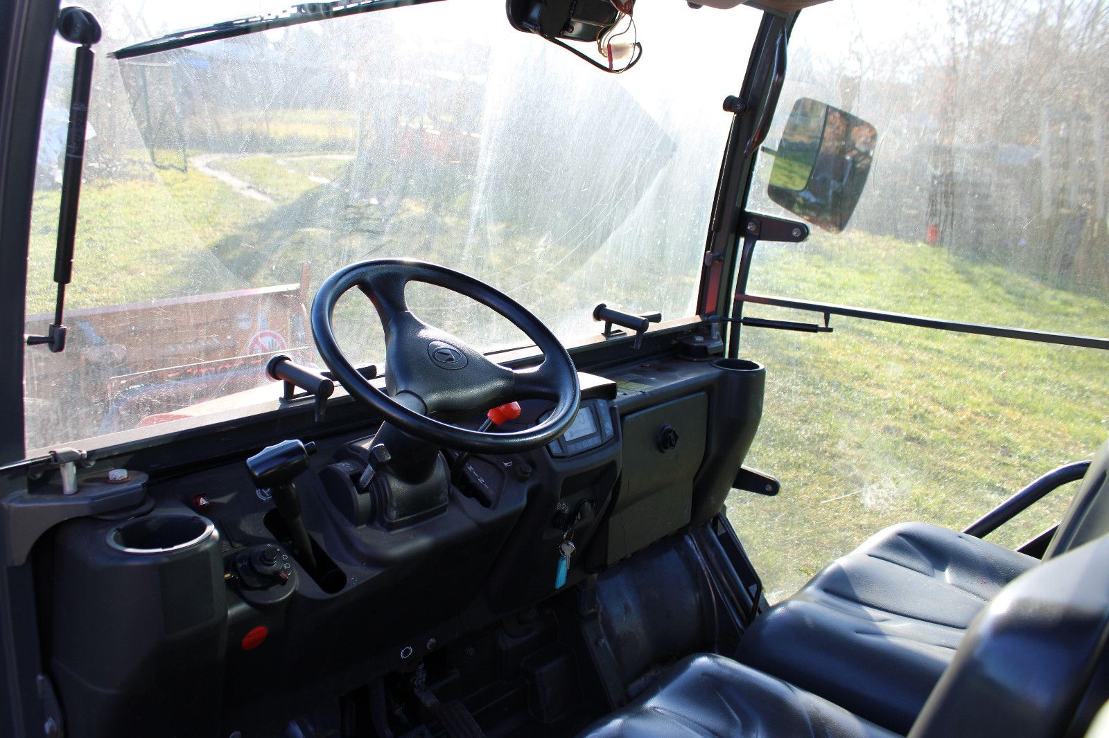 Fahrzeugabbildung Kubota RTV-X900 Diesel Kipper mit Schneepflug