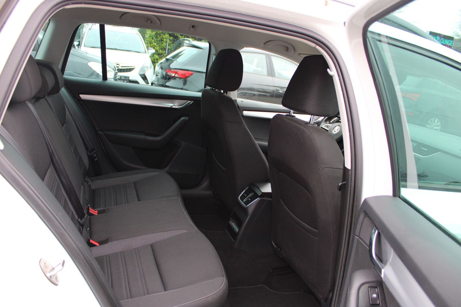 Fahrzeugabbildung SKODA Octavia 1.6 TDI Combi Navi,PDC,LED,SHZ,Apple