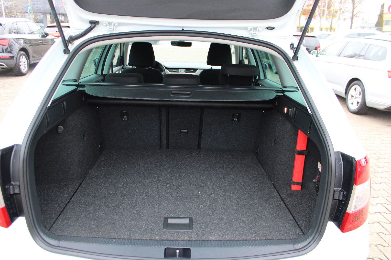 Fahrzeugabbildung SKODA Octavia 1.6 TDI Combi Navi,PDC,LED,SHZ,Apple