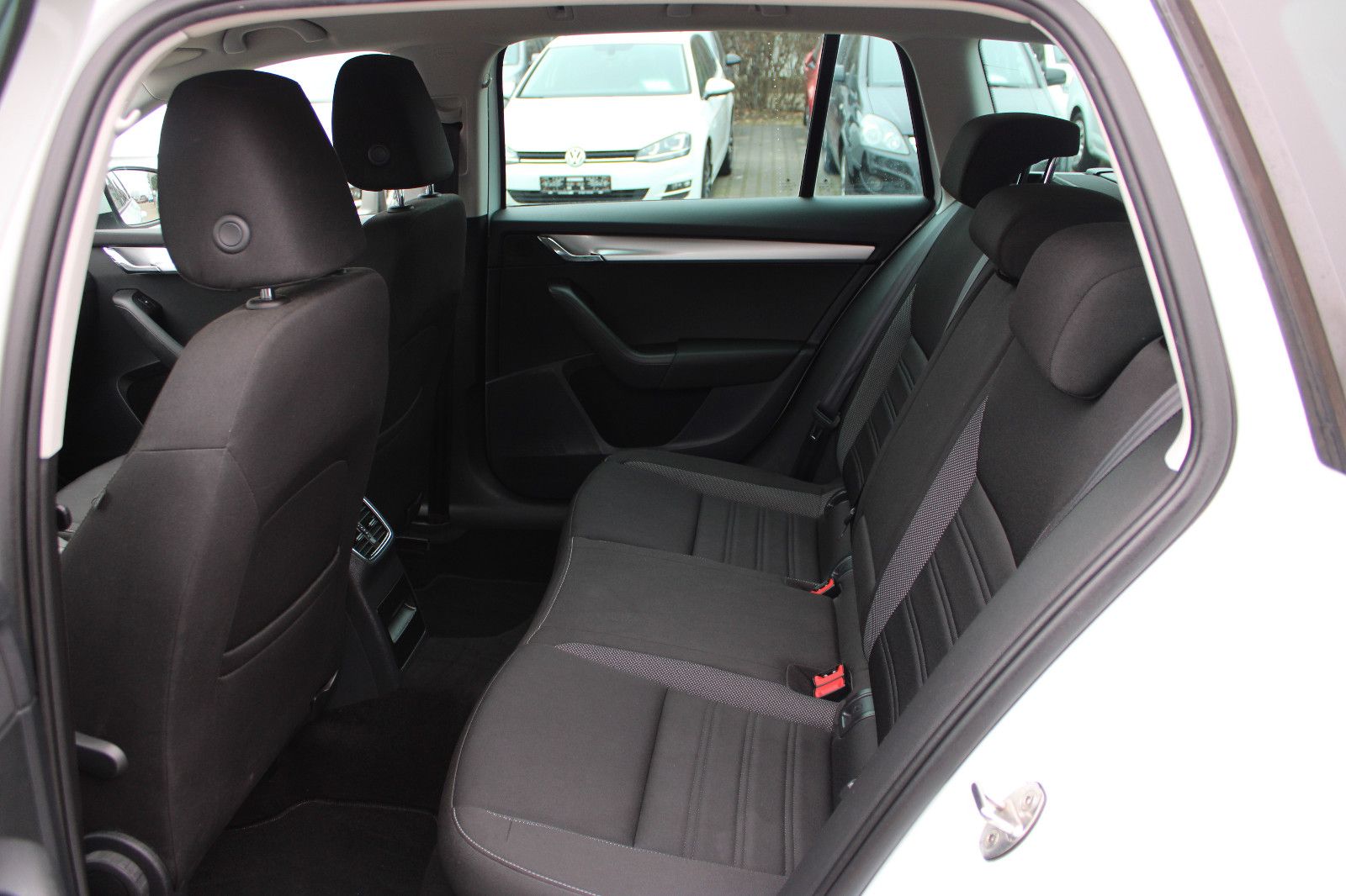 Fahrzeugabbildung SKODA Octavia 1.6 TDI Combi Navi,PDC,LED,SHZ,Apple