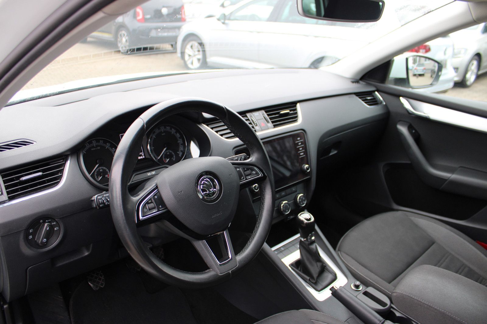 Fahrzeugabbildung SKODA Octavia 1.6 TDI Combi Navi,PDC,LED,SHZ,Apple