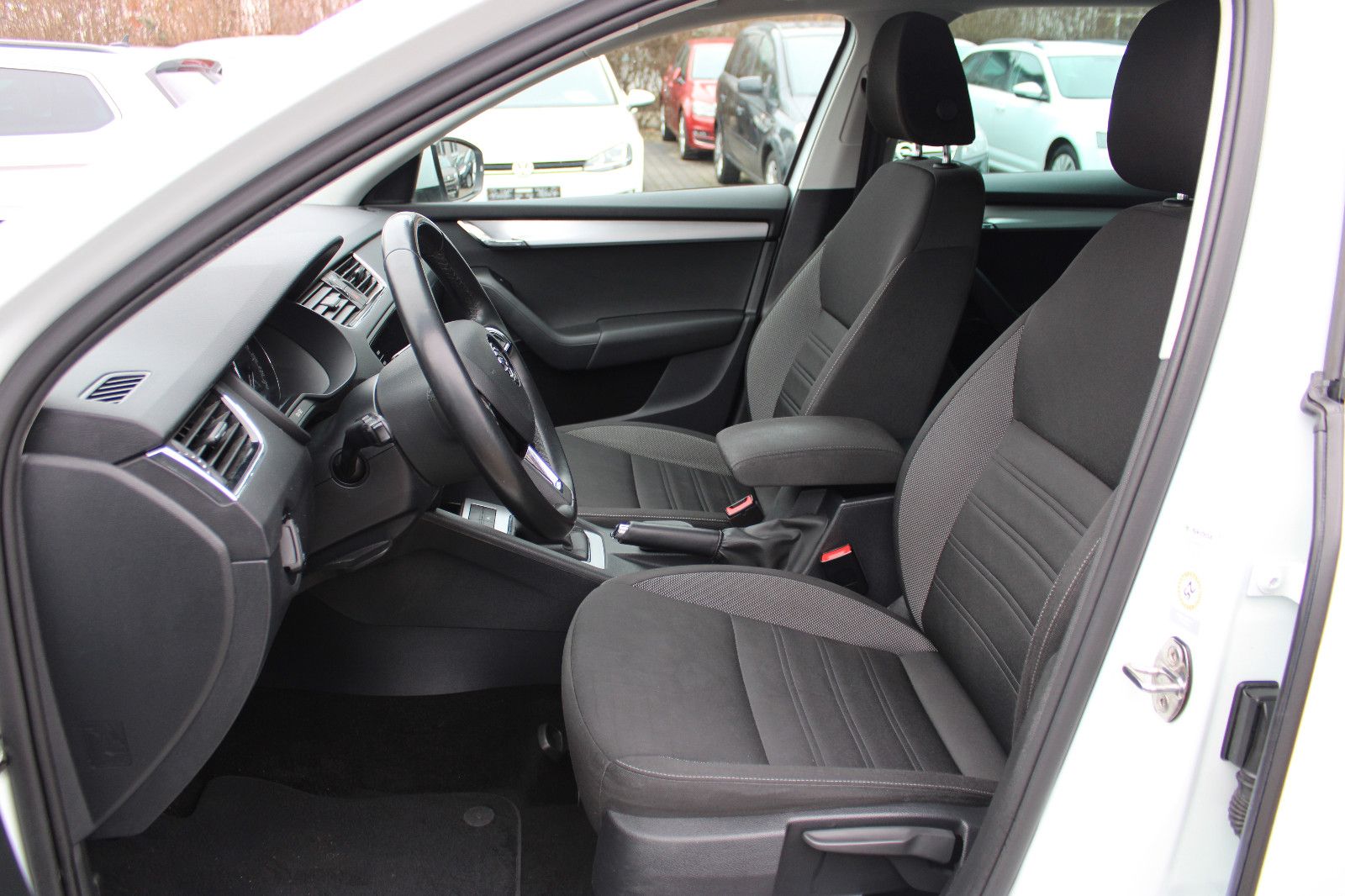 Fahrzeugabbildung SKODA Octavia 1.6 TDI Combi Navi,PDC,LED,SHZ,Apple