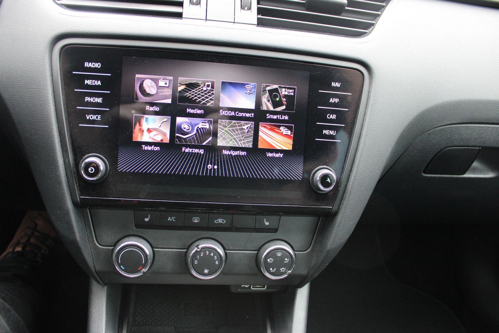 Fahrzeugabbildung SKODA Octavia 1.6 TDI Combi Navi,PDC,LED,SHZ,Apple