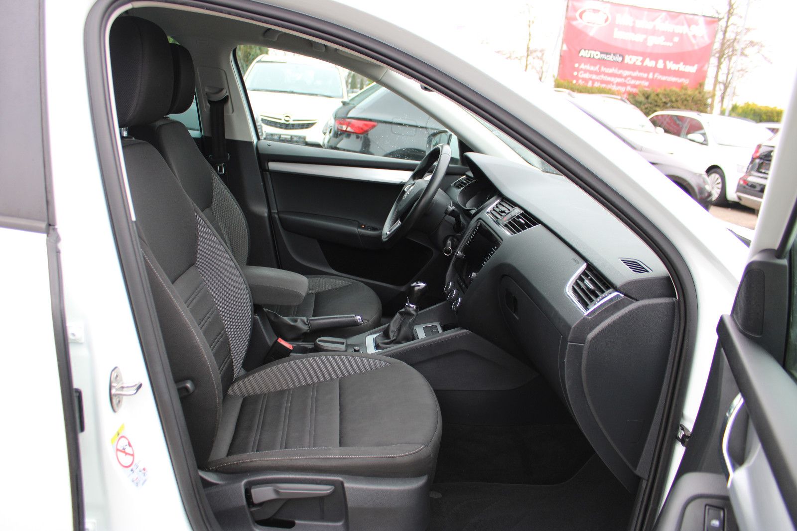 Fahrzeugabbildung SKODA Octavia 1.6 TDI Combi Navi,PDC,LED,SHZ,Apple