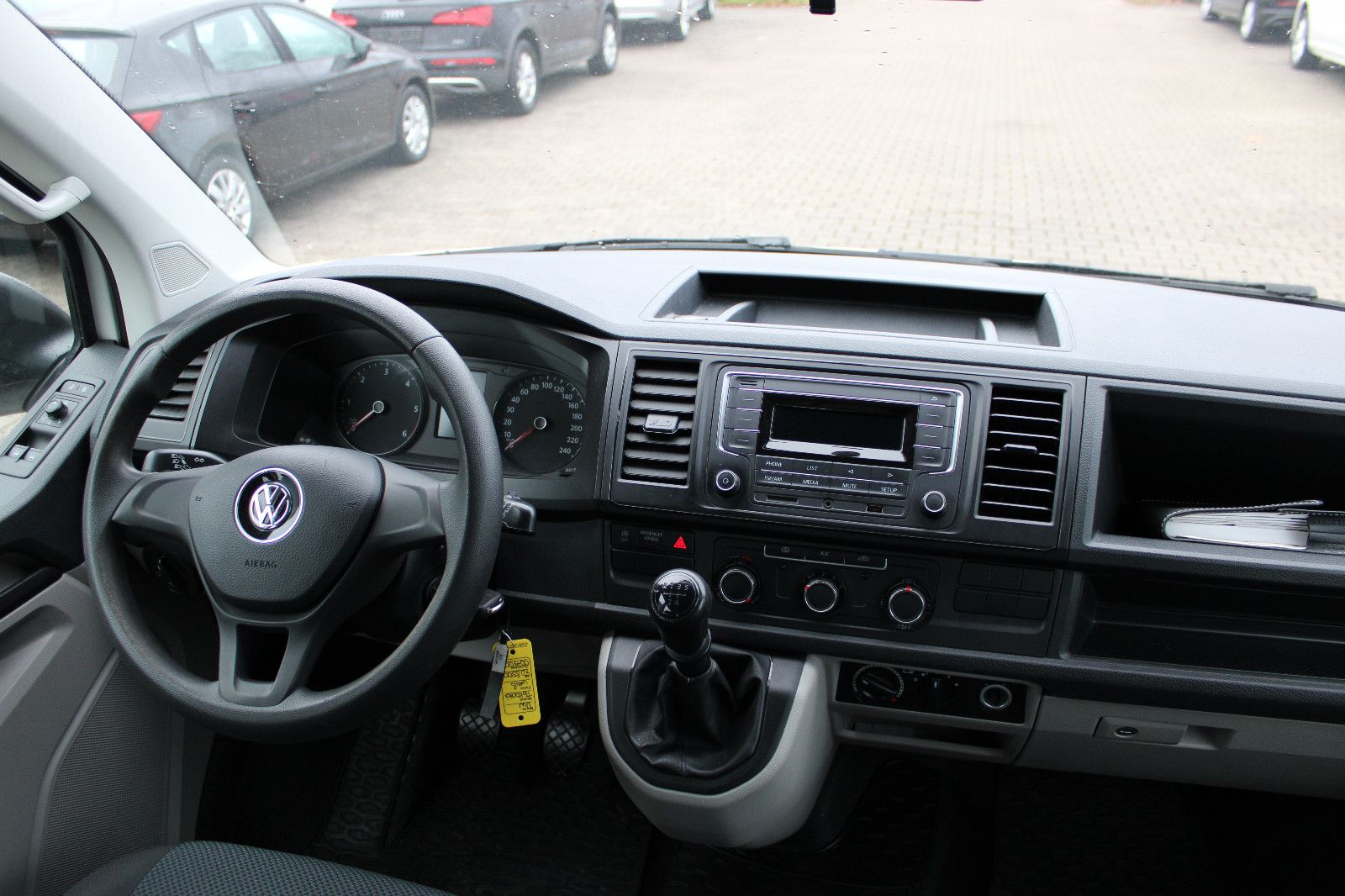 Fahrzeugabbildung Volkswagen T6 Transporter 2.0TDI 9.Sitzer PDC,Klima