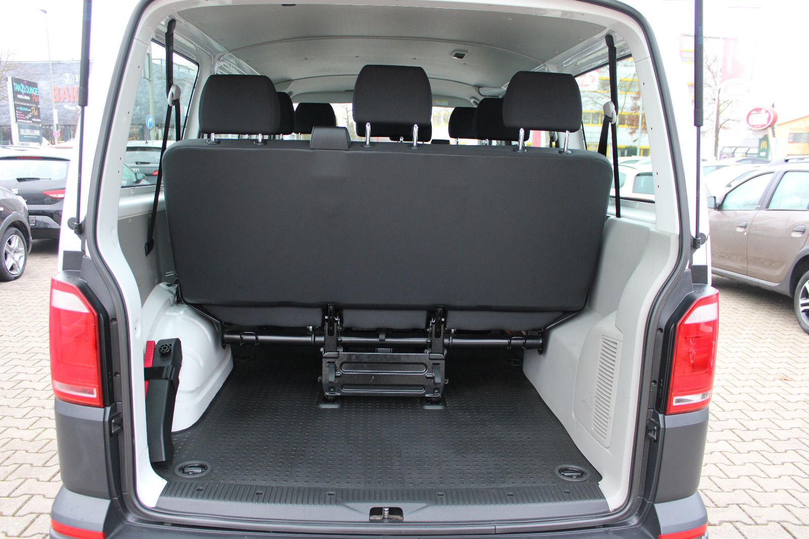 Fahrzeugabbildung Volkswagen T6 Transporter 2.0TDI 9.Sitzer PDC,Klima