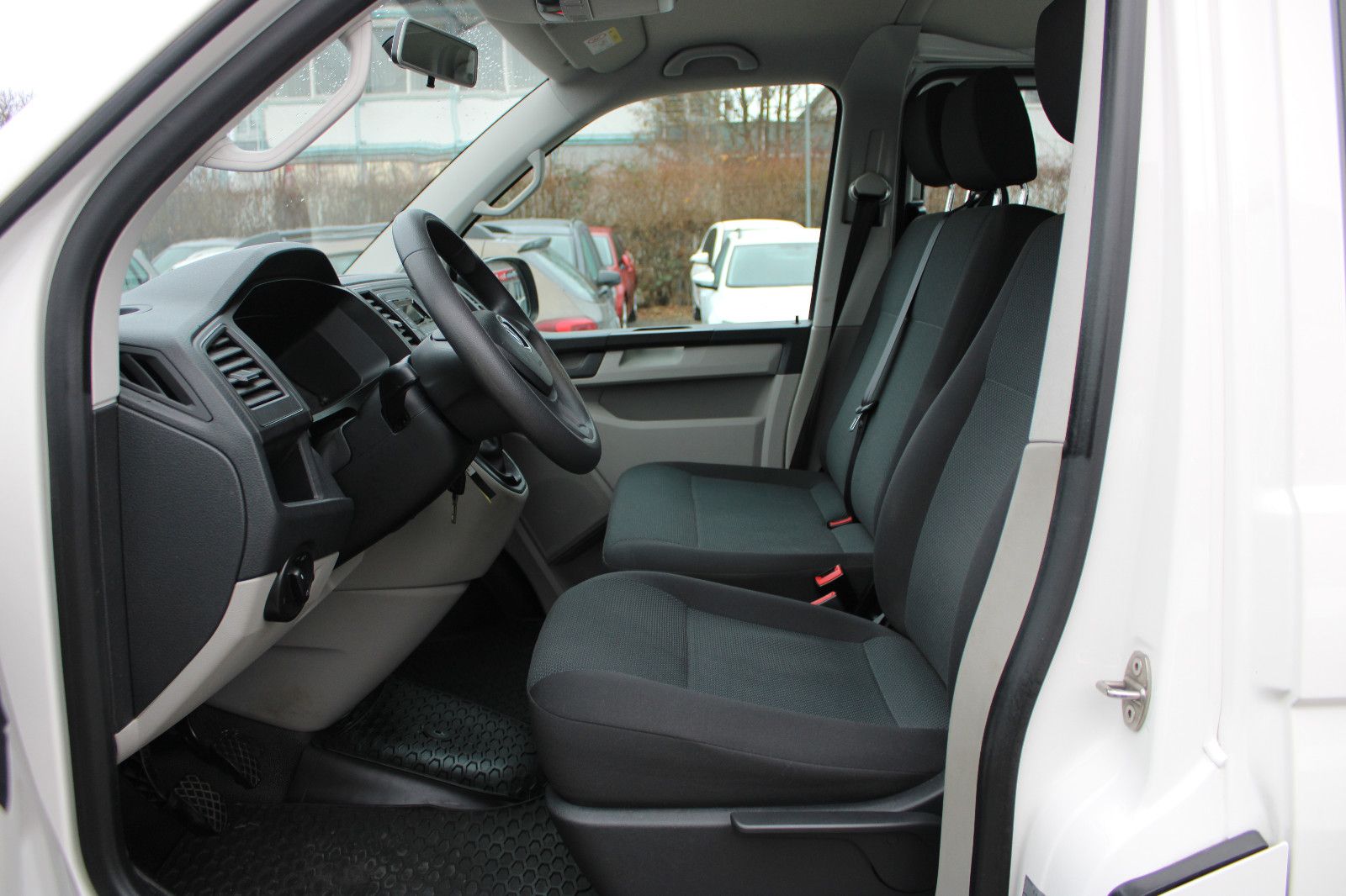 Fahrzeugabbildung Volkswagen T6 Transporter 2.0TDI 9.Sitzer PDC,Klima