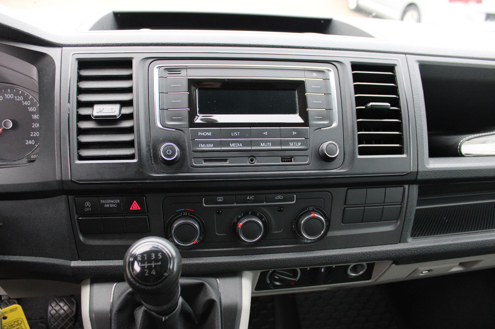 Fahrzeugabbildung Volkswagen T6 Transporter 2.0TDI 9.Sitzer PDC,Klima