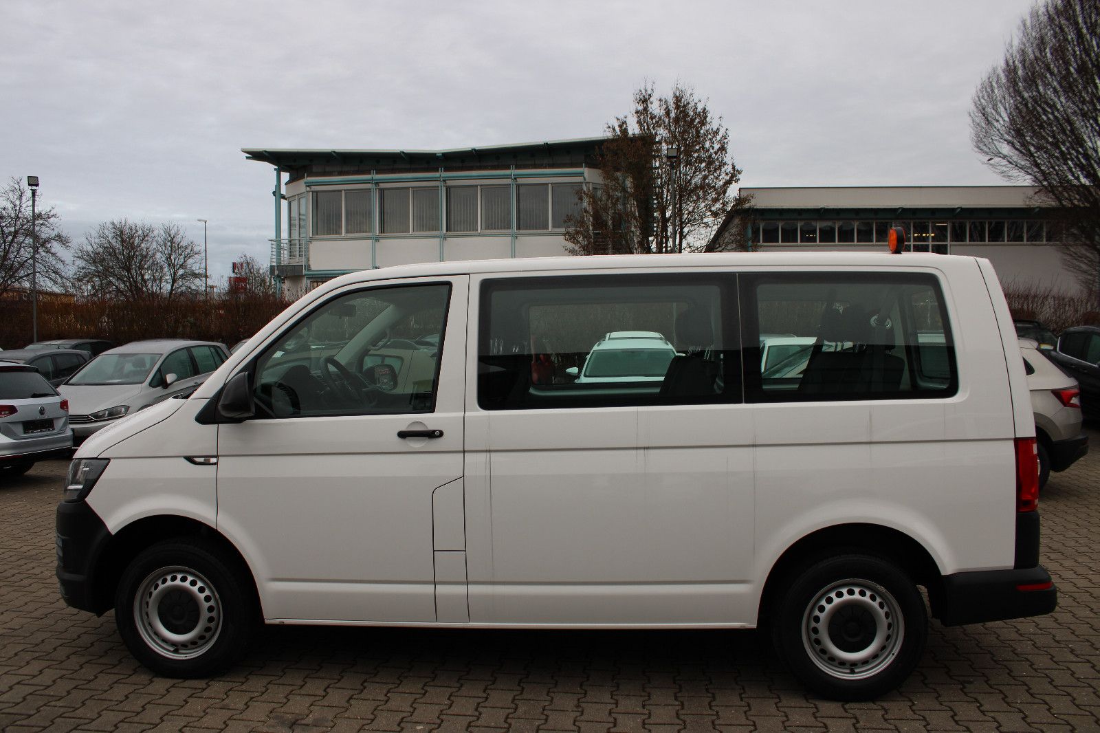 Fahrzeugabbildung Volkswagen T6 Transporter 2.0TDI 9.Sitzer PDC,Klima