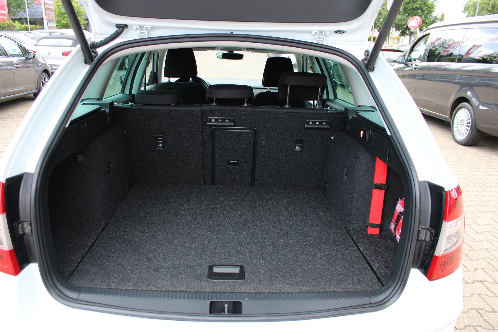 Fahrzeugabbildung SKODA Octavia 1.6 TDI DSG Combi Navi,SHZ,Standheizung